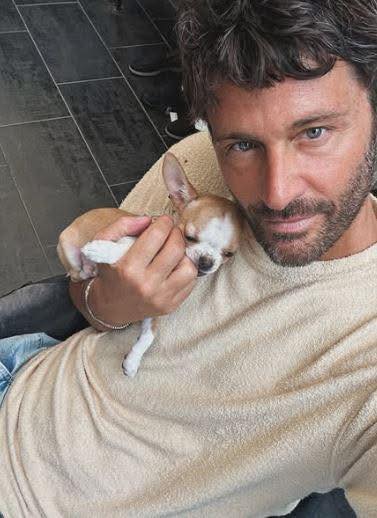 Filippo Bisciglia rompe il silenzio sulla rottura con Pamela Camassa e il suo chihuahua Romolo conquista i fan