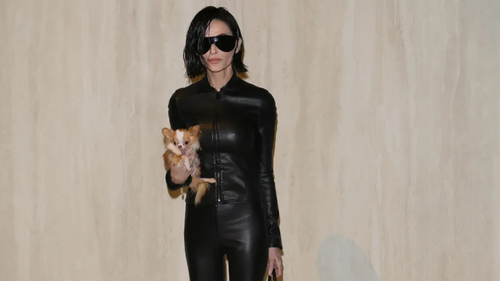 demi moore incanta milano con il suo chihuahua pilaf la vera star della milano fashion week.jpg
