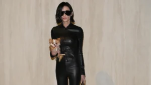 Demi Moore incanta Milano con il suo Chihuahua Pilaf, la vera star della Milano Fashion Week!